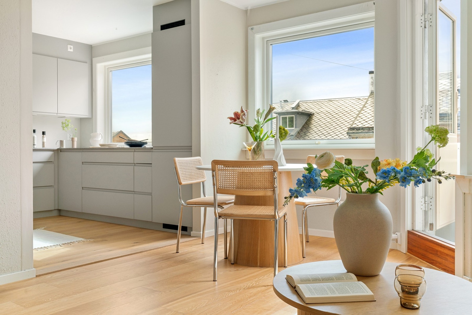 Det er god plass til spisestuebord, som kan plasseres i nærheten av kjøkkensonen. Galleribilde