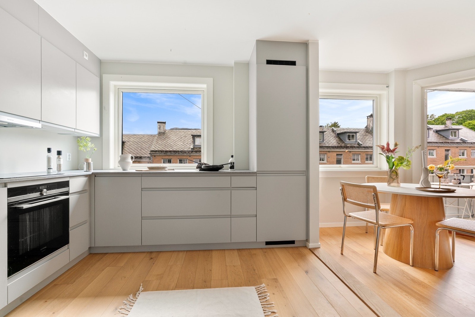 Lekkert kjøkken med tilhørende hvitevarer. Kjøkken er fargesatt i en moderne fargetone. Det er delvis åpen løsning mot spisestue/stue. Galleribilde