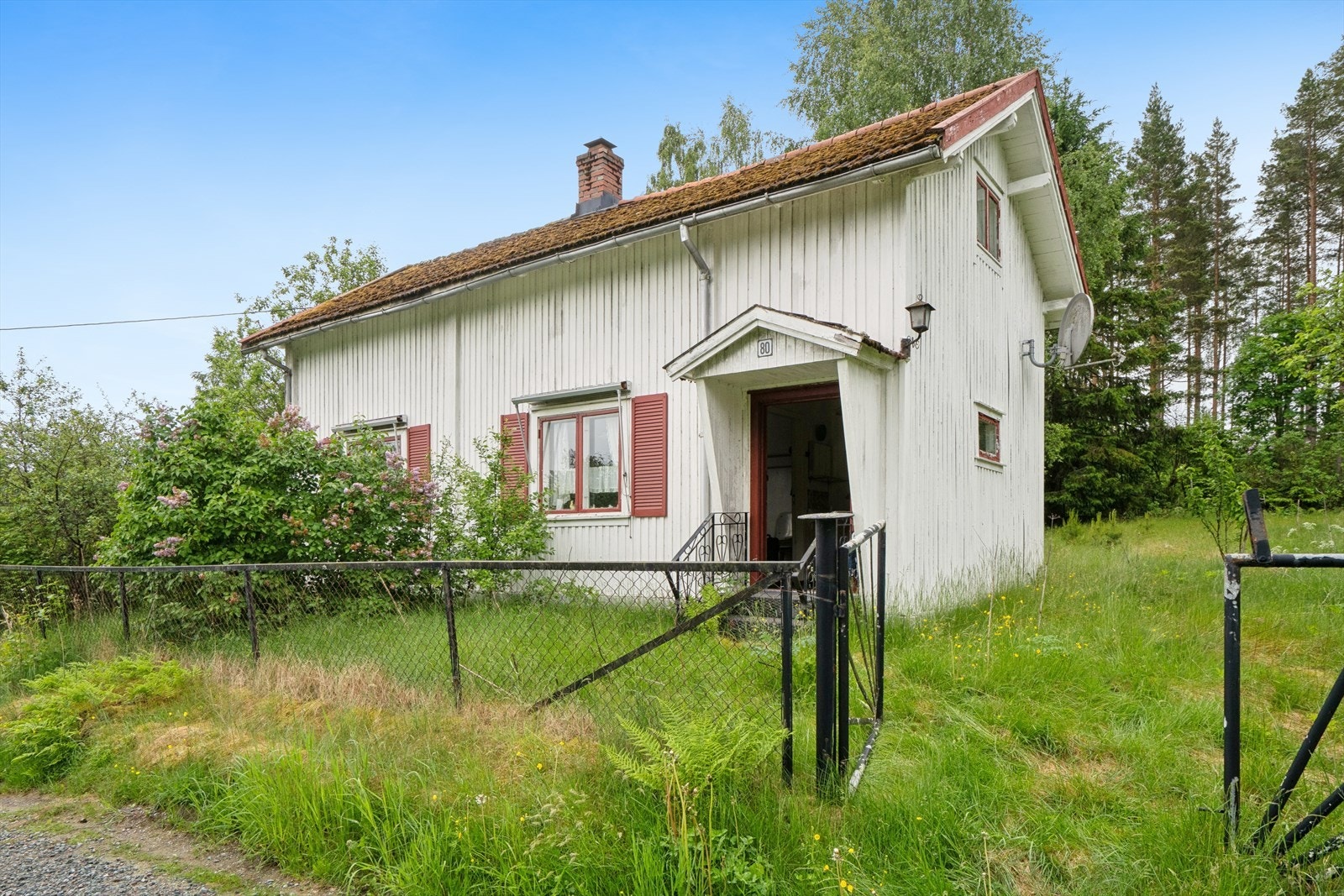 Eiendommen ligger i landlige omgivelser med en romslig hage. Galleribilde