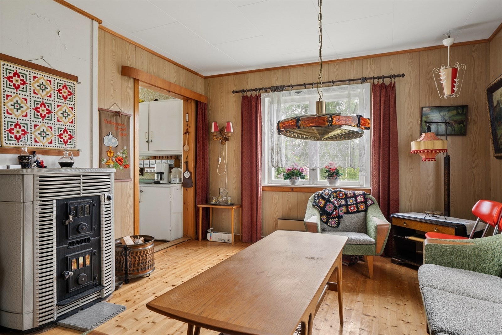 Stuen har en kombinert ved- og parafinovn som er en effektiv varmekilde. Galleribilde