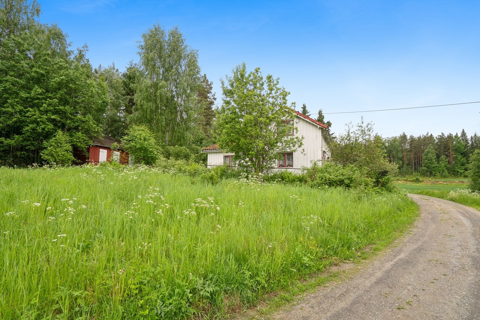 Eiendommen har en landlig og usjenert beliggenhet med adkomst via privat vei. Galleribilde