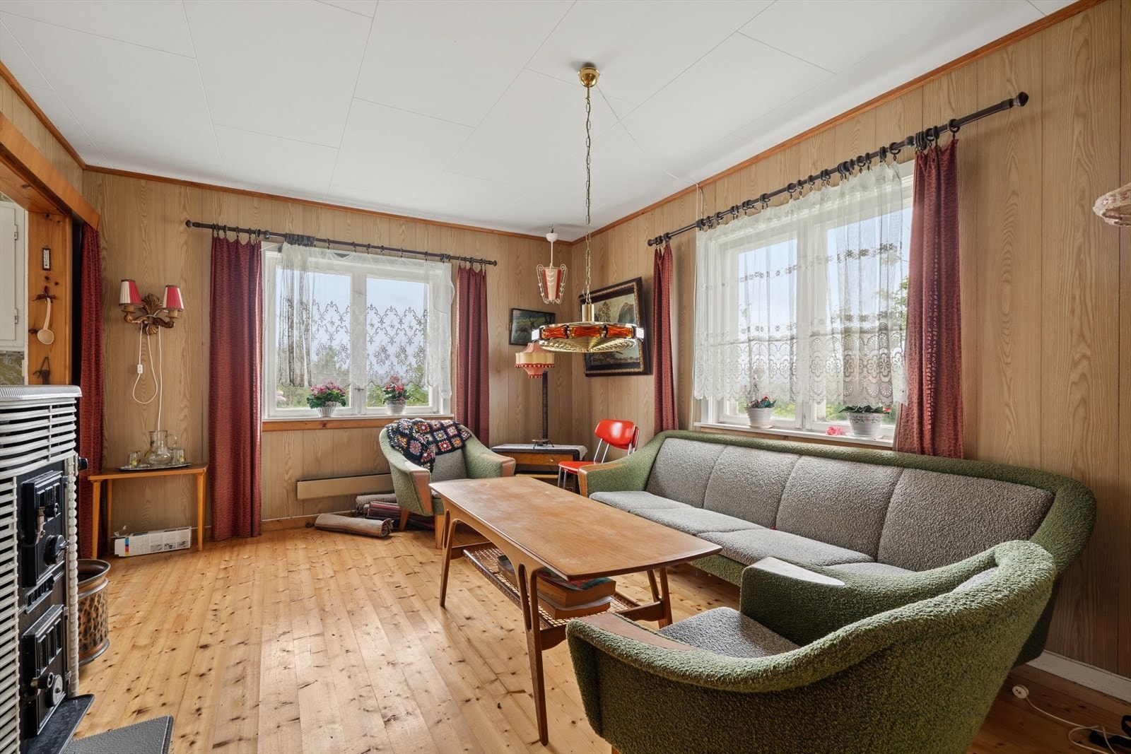 Vinduer med koblede glass slipper inn dagslys i oppholdsrommene. Galleribilde