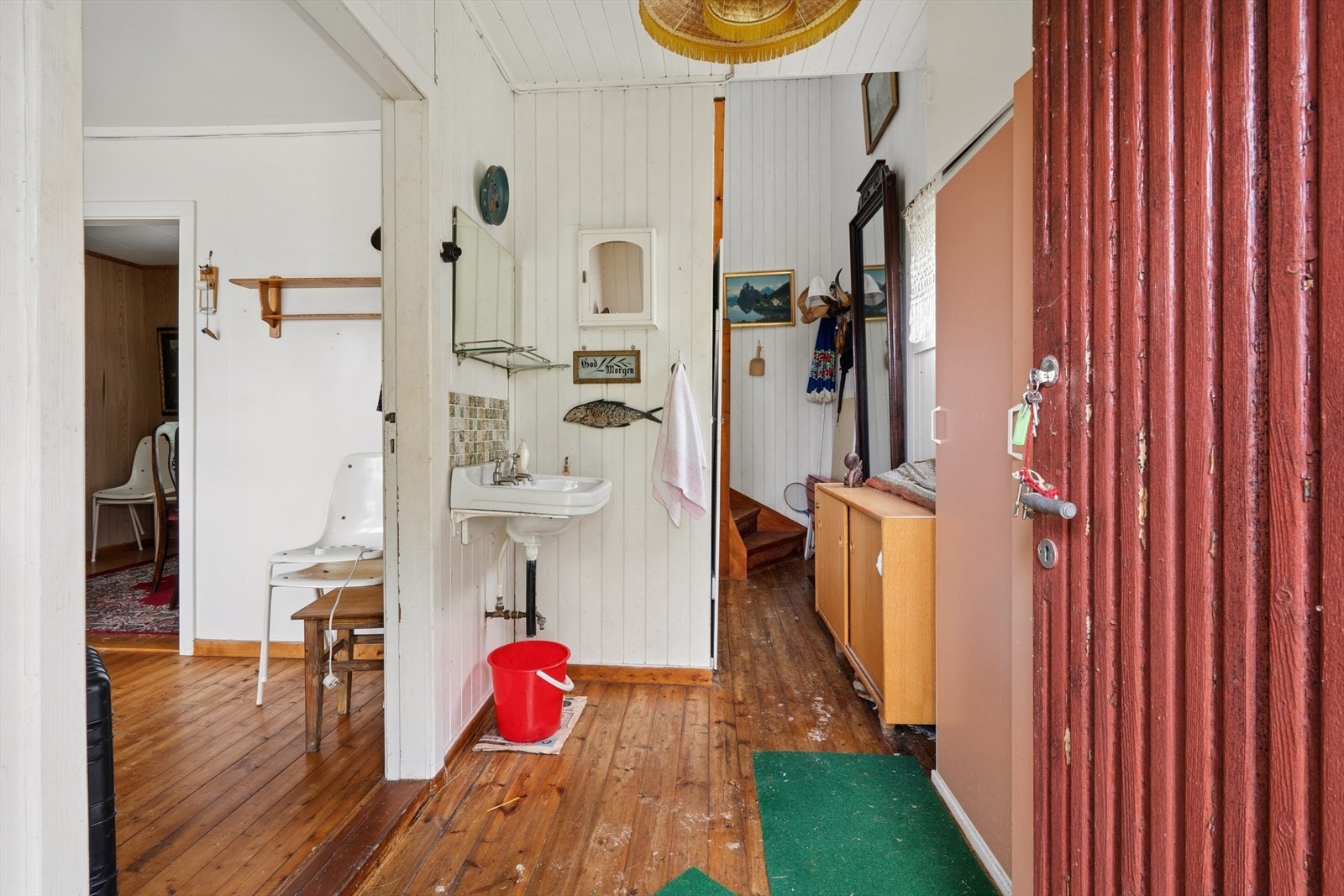 Entré med originalt heltregulv og lakkert tretrapp til andre etasje. Galleribilde