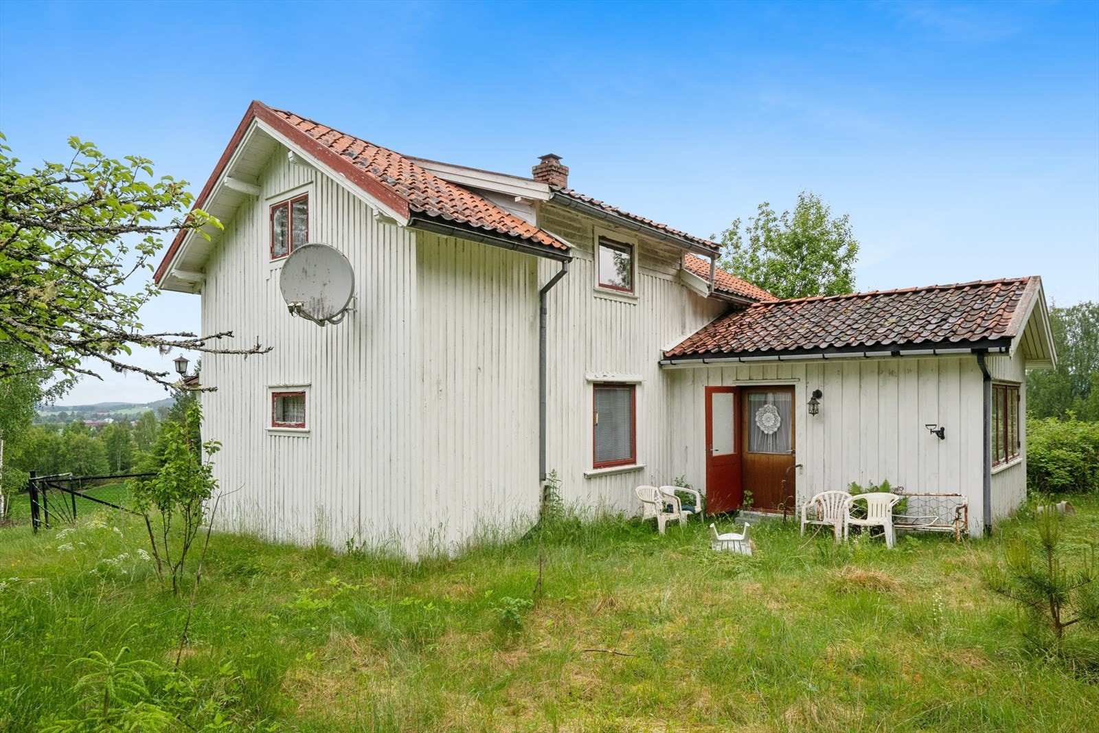 Enebolig fra 1946 med stående bordkledning og takstein på taket. Galleribilde