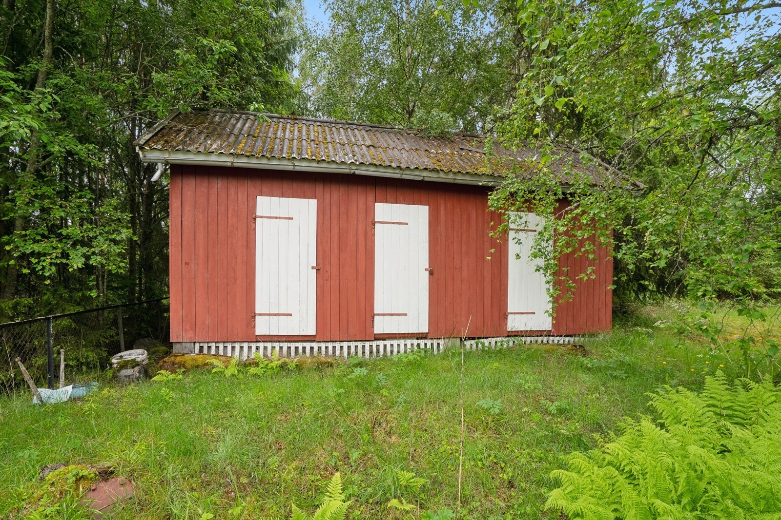På eiendommen står en frittstående redskapsbod med plass til ved, lagring og en utedo. Galleribilde