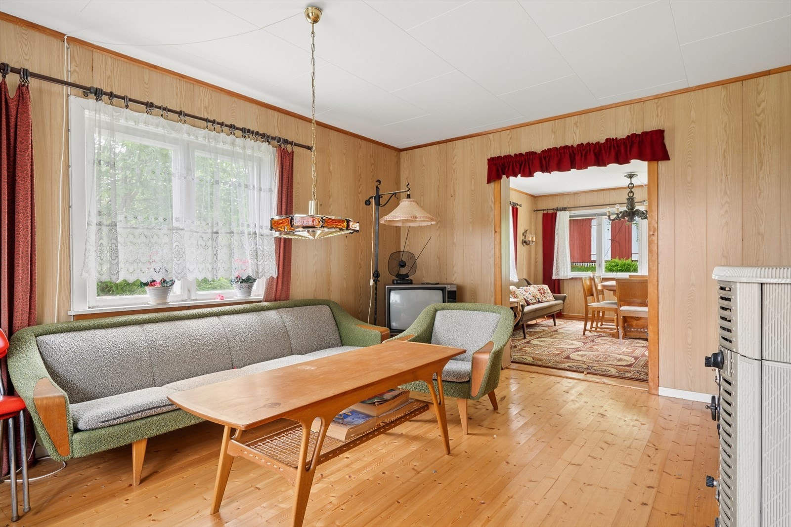 Gjennomgående heltre på gulv i store deler av første etasje. Galleribilde