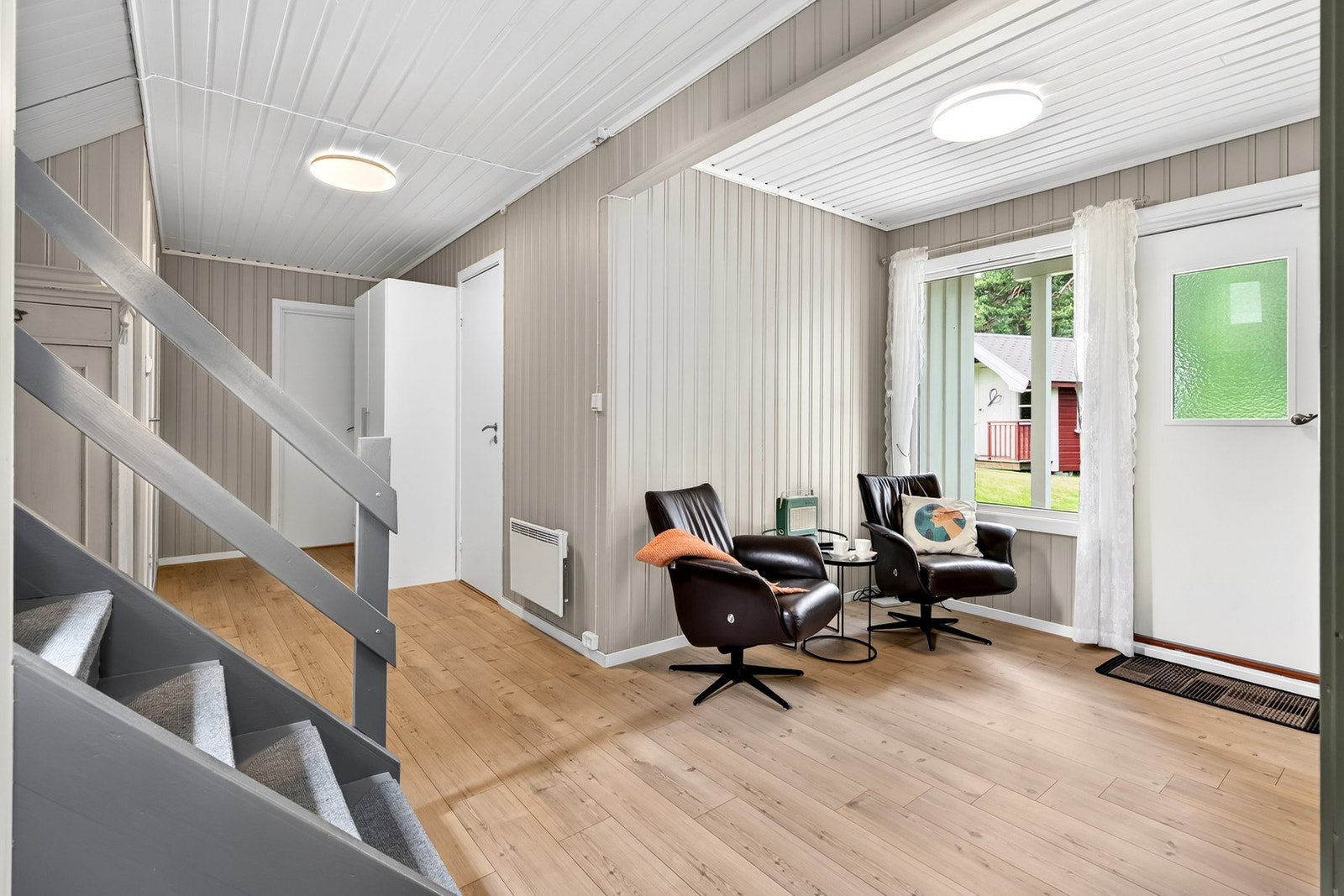 Lys og luftig gang i underetasjen med gode møbleringsmuligheter. Galleribilde