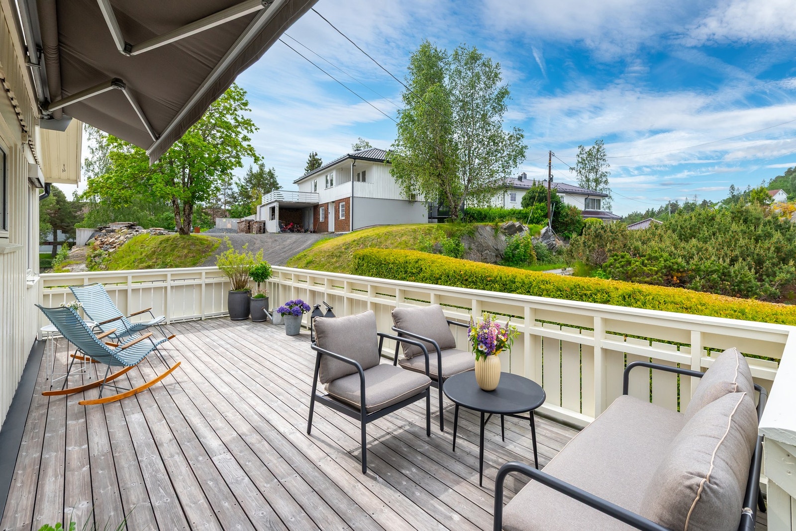 Luftig, fritt og lettstelt. En veranda med gode møbleringsmuligheter. Galleribilde