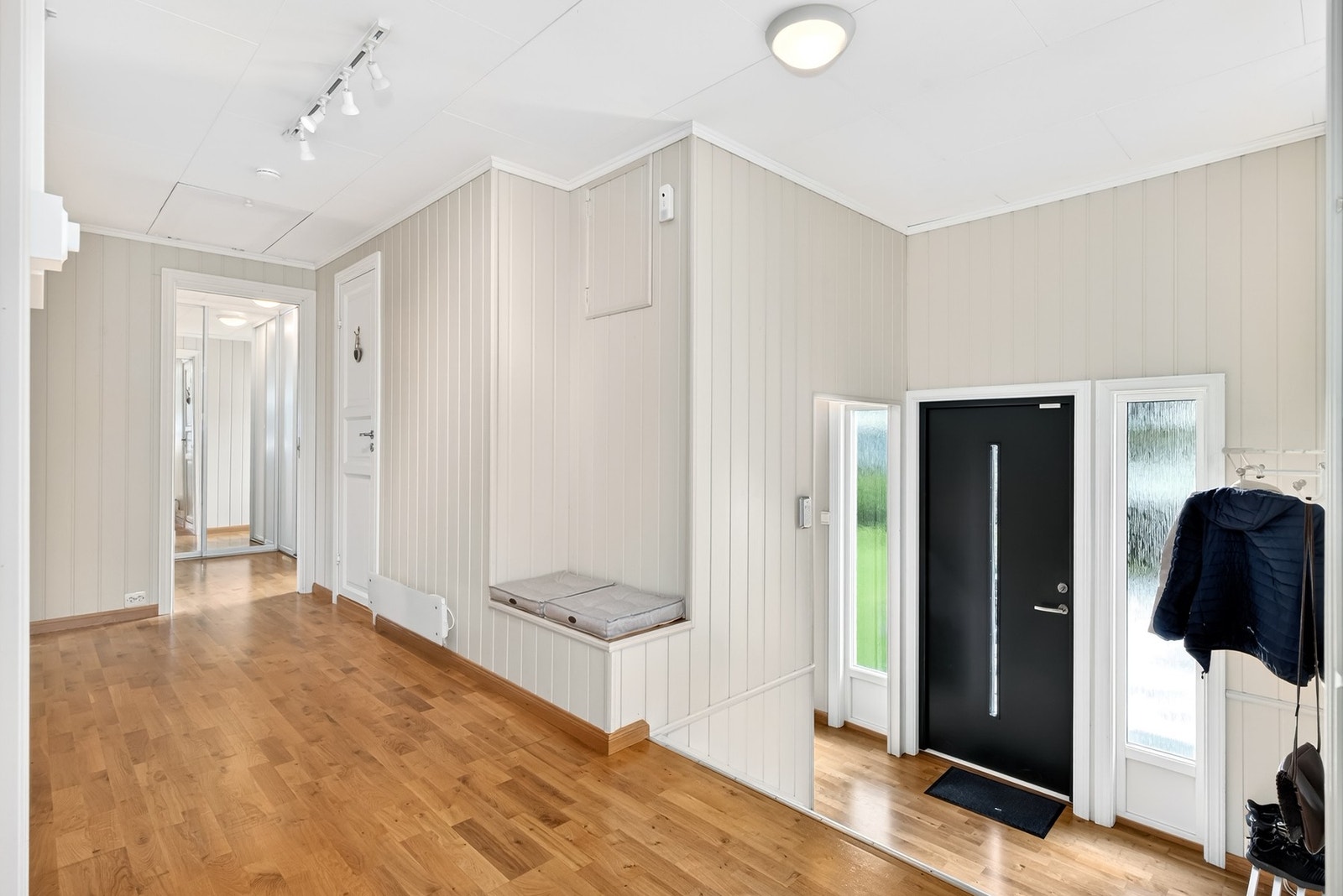 Velkommen inn! Romslig og lys gang med gode møbleringsmulighter og plass til å henge fra seg jakker og sko. Galleribilde