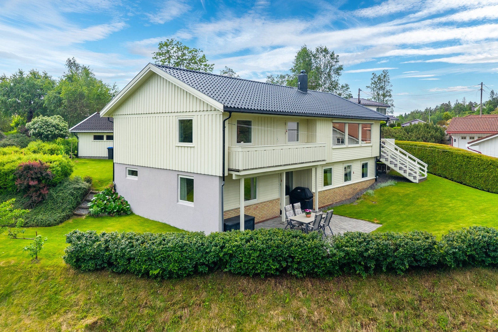 Boligen presenterer seg med en tidløs, pen og velholdt fasade. Galleribilde