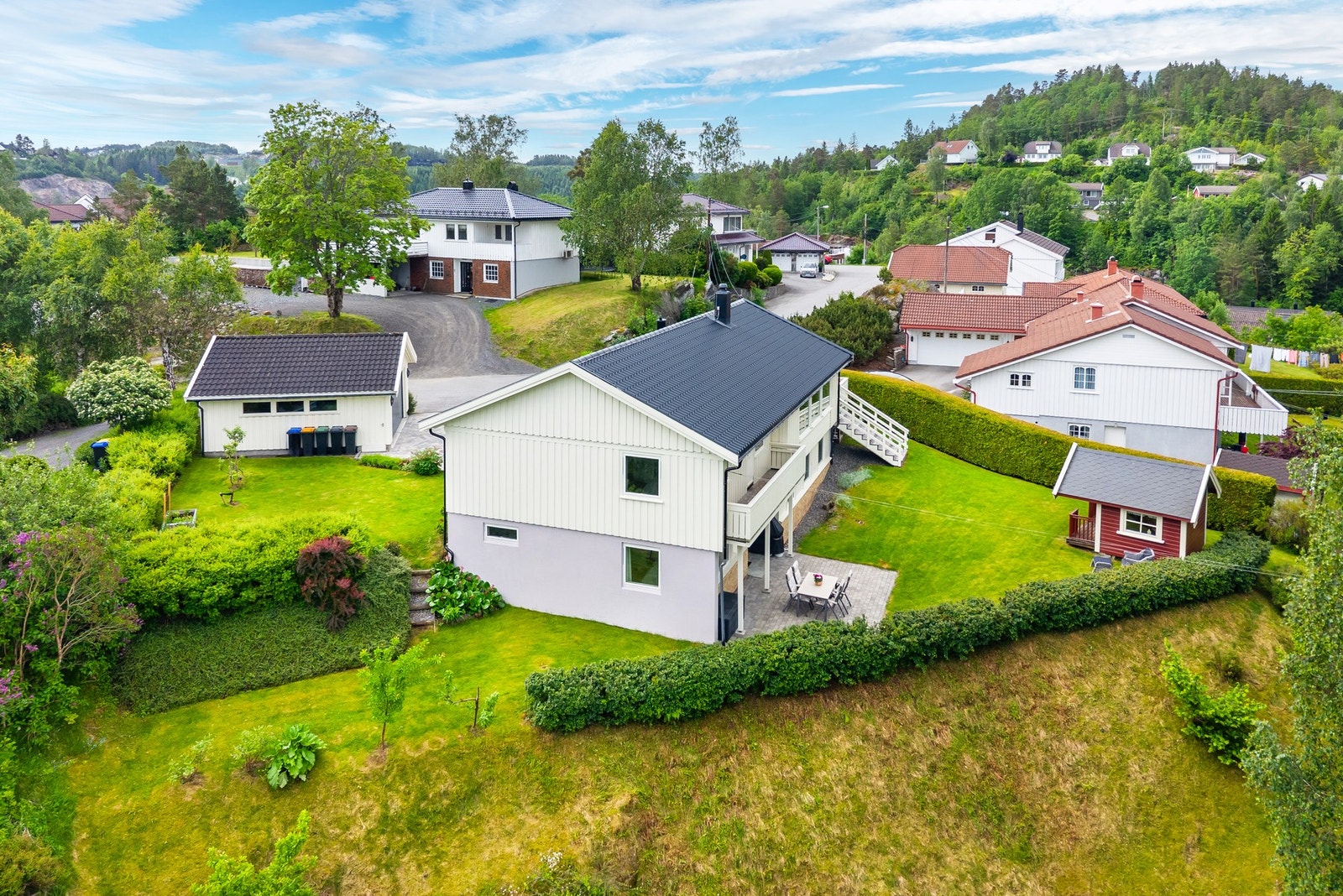 Boligen ligger på en romslig og pent opparbeidet tomt. Her får du et idyllisk uteområde med frodig beplantning, velholdt gressplen og fine, solrike soner som innbyr til hygge. Galleribilde