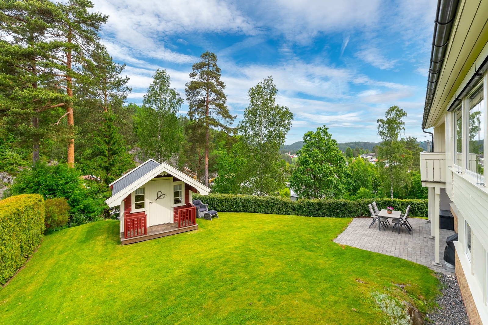 Ekstra lagringsplass eller barnas eget drømmehus? Dette koselige bygget i hagen kan brukes til akkurat det som passer din familie best! Galleribilde