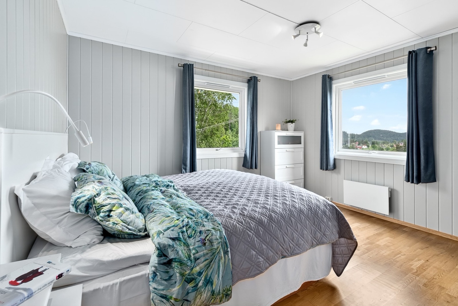 Soverom 1 - med god plass til dobbelt seng og nattbord på hver side. Galleribilde