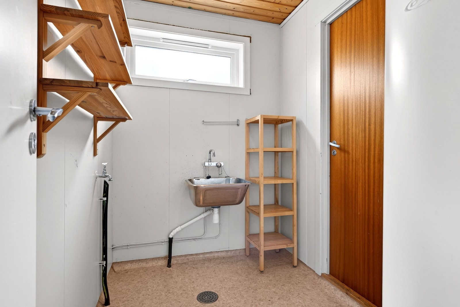Vaskerom med utslagsvask, varmtvannsbereder og opplegg for vaskemaskin. Galleribilde