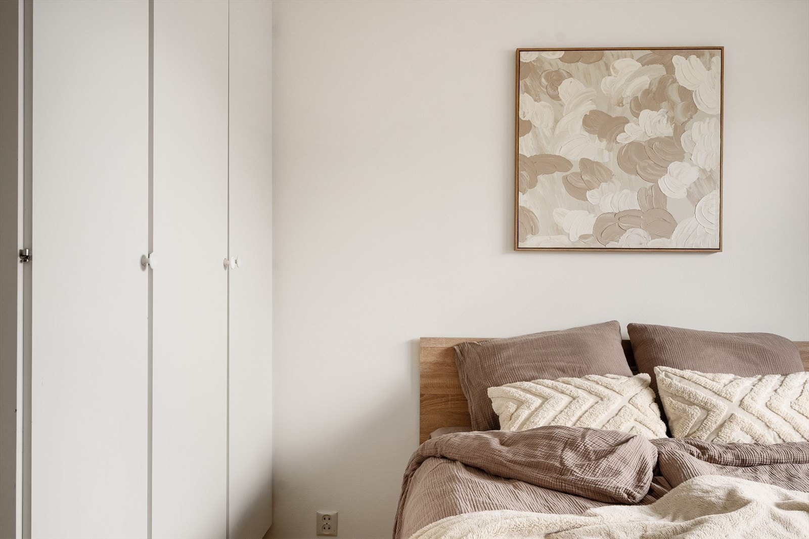 Det store garderobeskapet langs veggen gir rikelig med oppbevaringsplass og bidrar til et ryddig og harmonisk uttrykk. Galleribilde