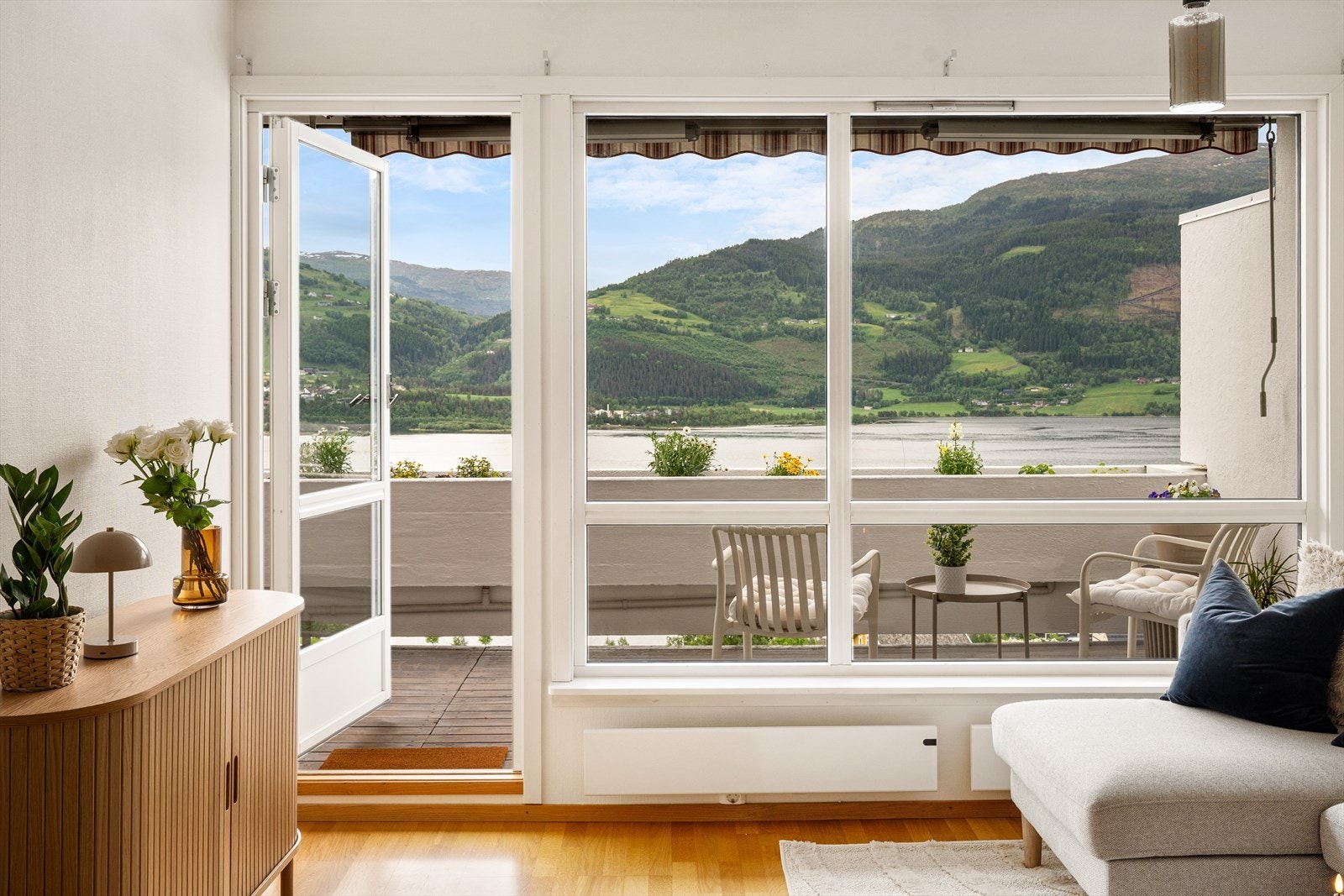 Strålende panoramautsikt over Vangsvatnet, Gråsida, Songvesåsen, Horndalsnuten, Prestegardslandet og Vangen sentrum. Galleribilde