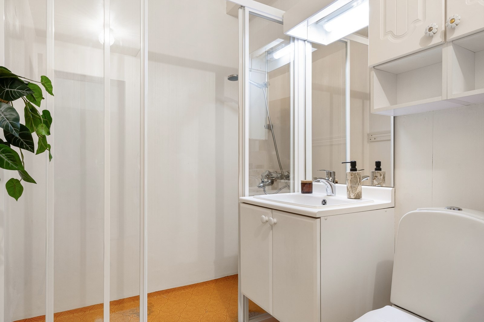 Det romslige badet har en gjennomtenkt planløsning og dusj med skyvedører. Galleribilde