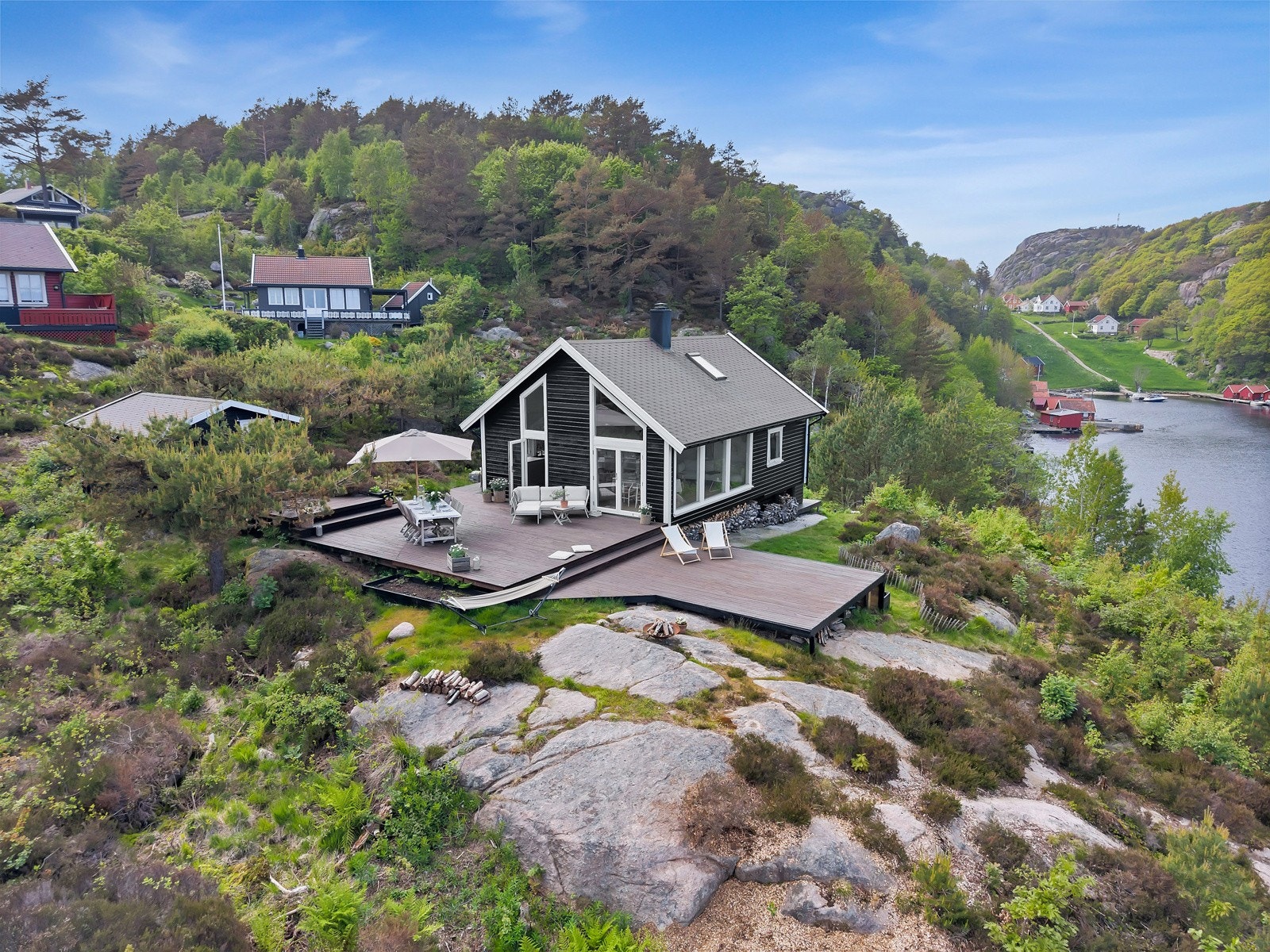 Hytten ligger i kort avstand til Hillevågen med en vakker slette opp til det idylliske Hilletunet. Galleribilde