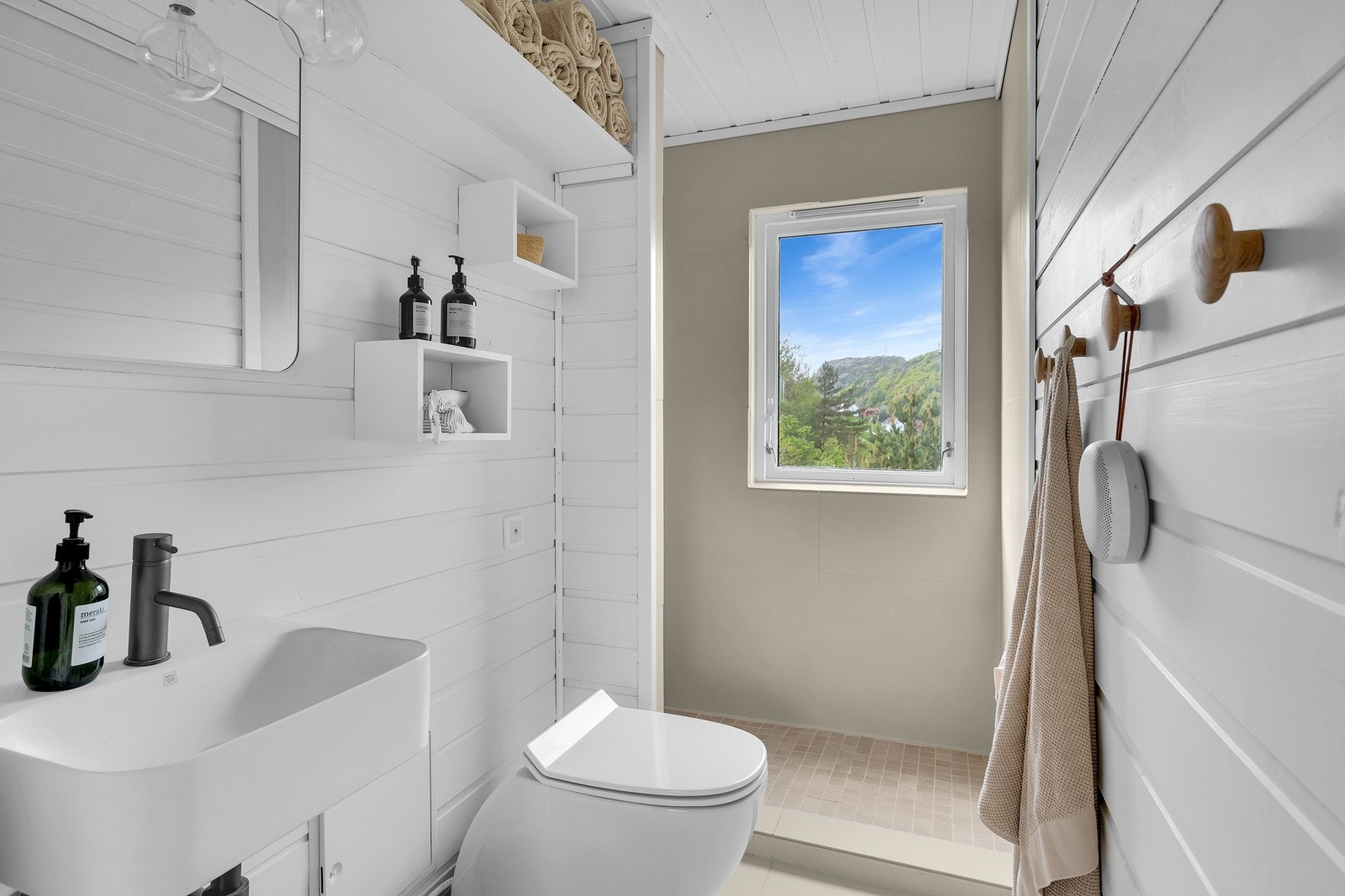 Badet er nyere oppusset med fliser på gulv og malte overflater, samt fliser på gulv i dusjnisje og vegg i dusjhjørnet. Galleribilde
