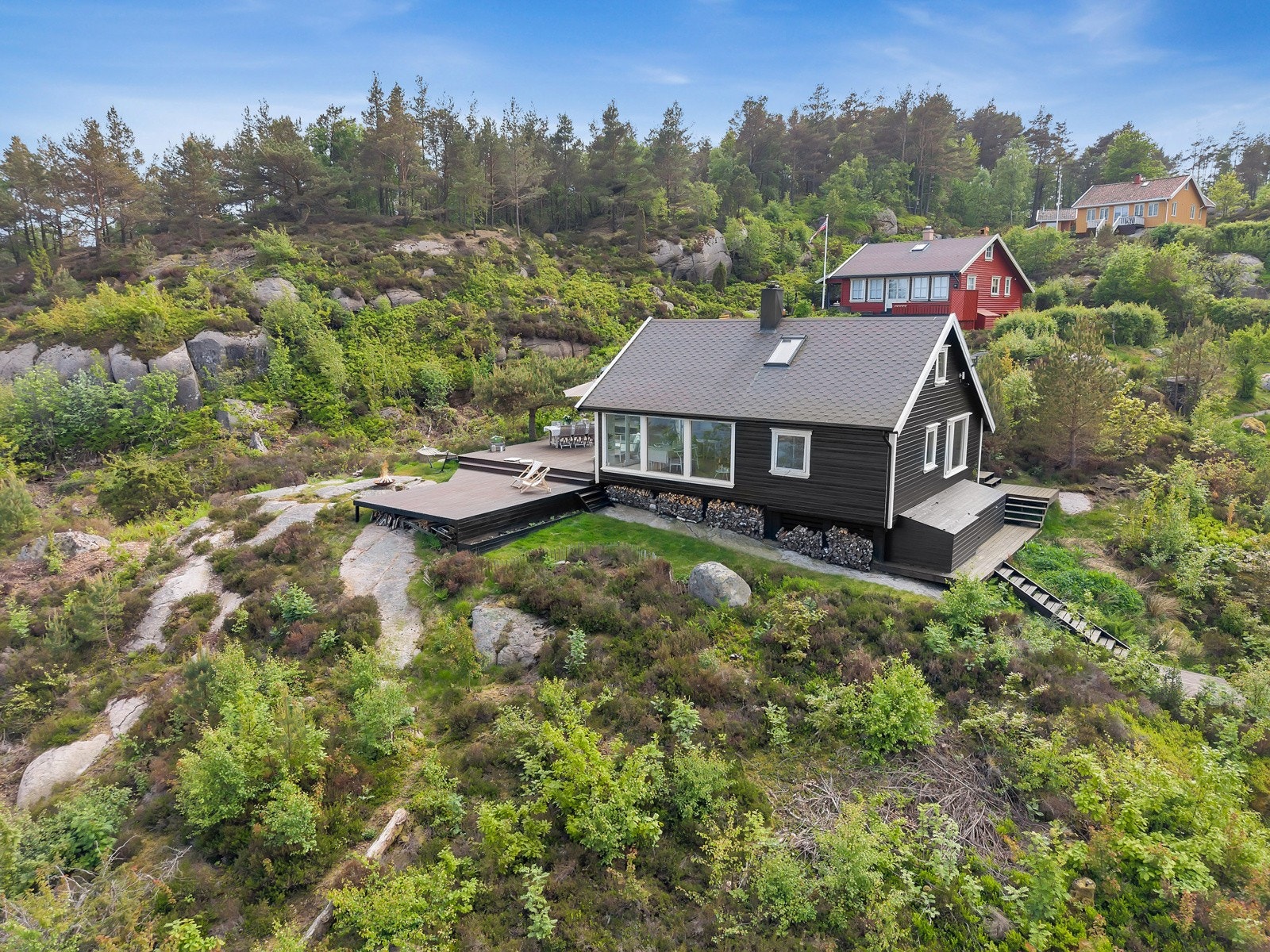 Foruten plenområdet er det terrasser rundt store deler av hytten hvor man kan nytte seg av sola hele dagen. Galleribilde