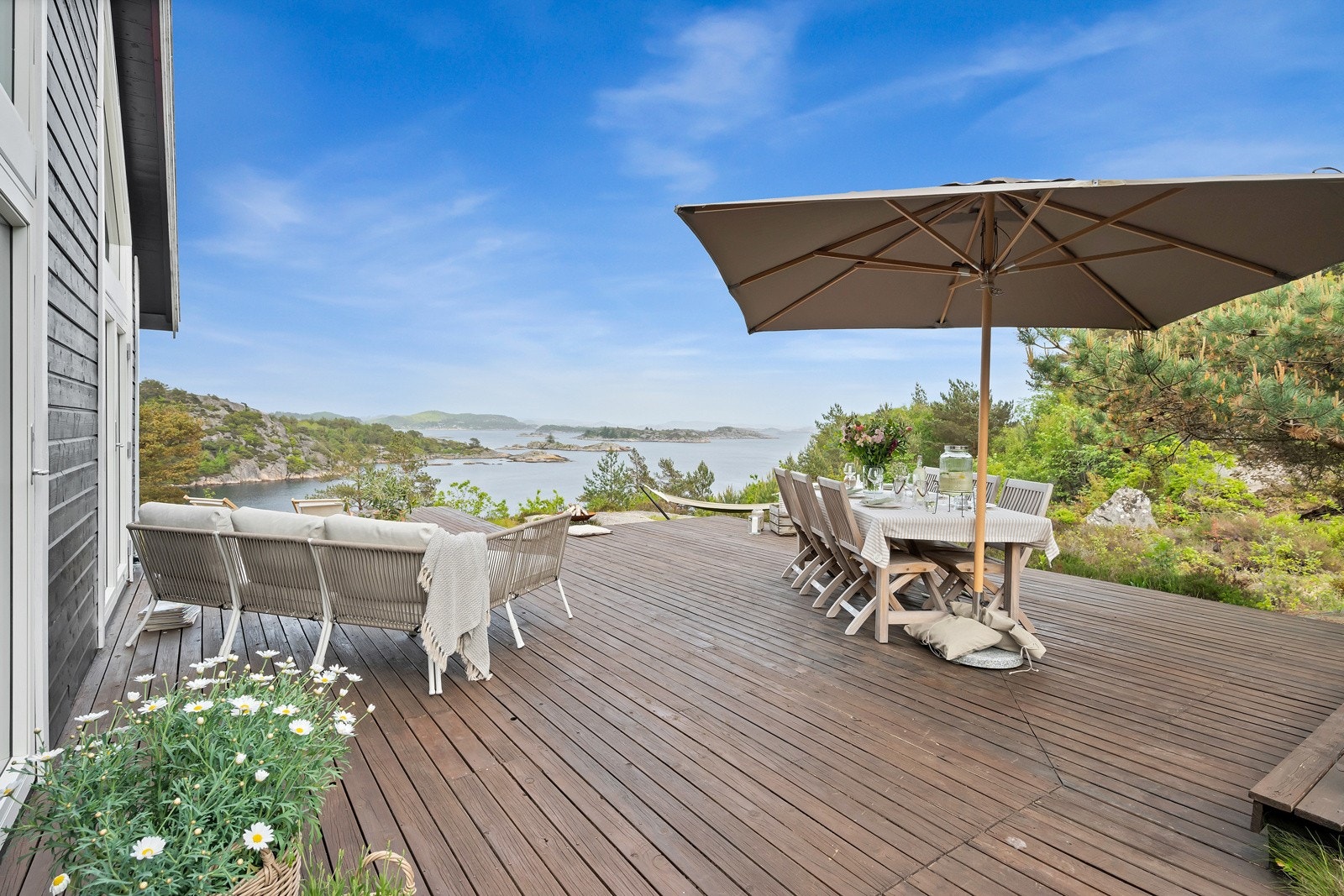Terrassen har god plass til møblering og har gode solforhold med sol til rundt kl. 20 sommerstid. Galleribilde