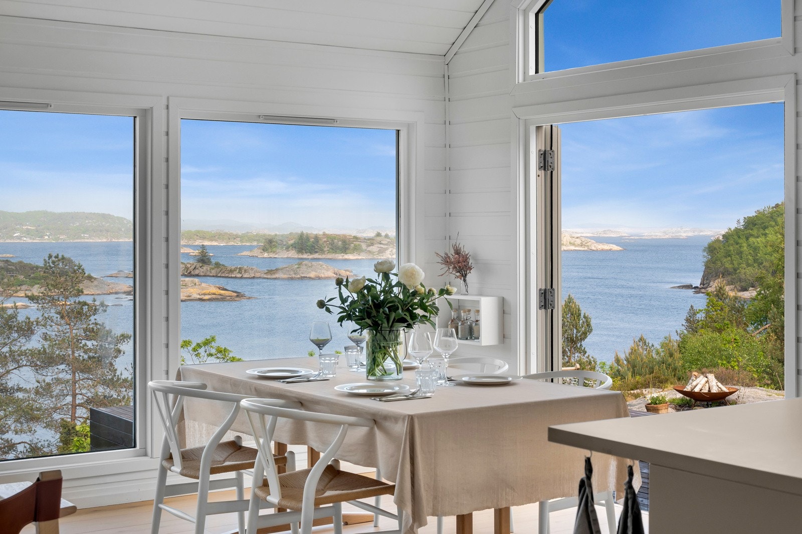 Hytten har store vindusflater som slipper inn masse naturlig lys og som utnytter den flotte utsikten maksimalt. Galleribilde