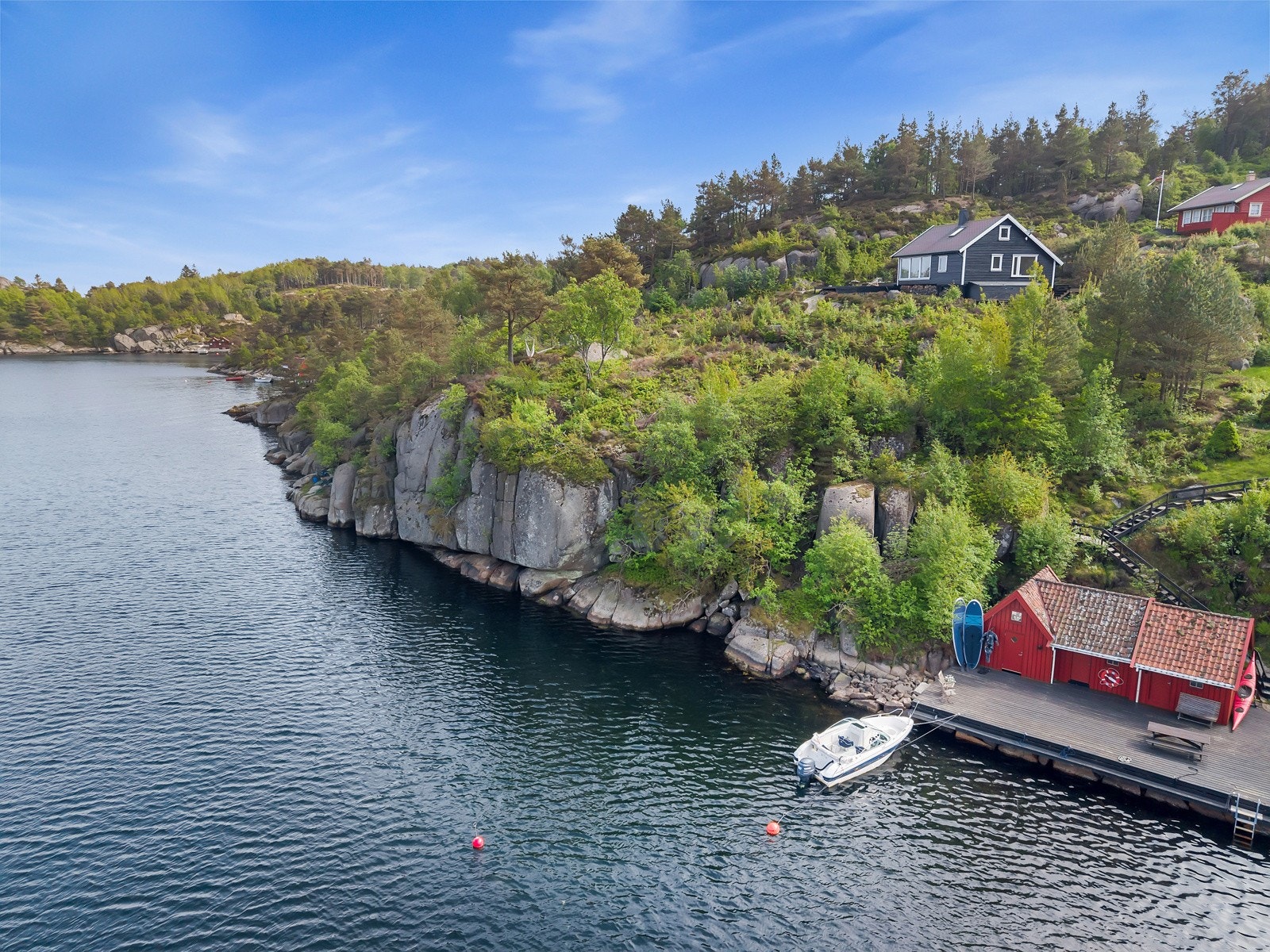 Med båt er det enkel adkomst til Mandals flotte skjærgård med fiske- og bademuligheter, idylliske holmer, hvite sandstrender og populære uthavner. Galleribilde