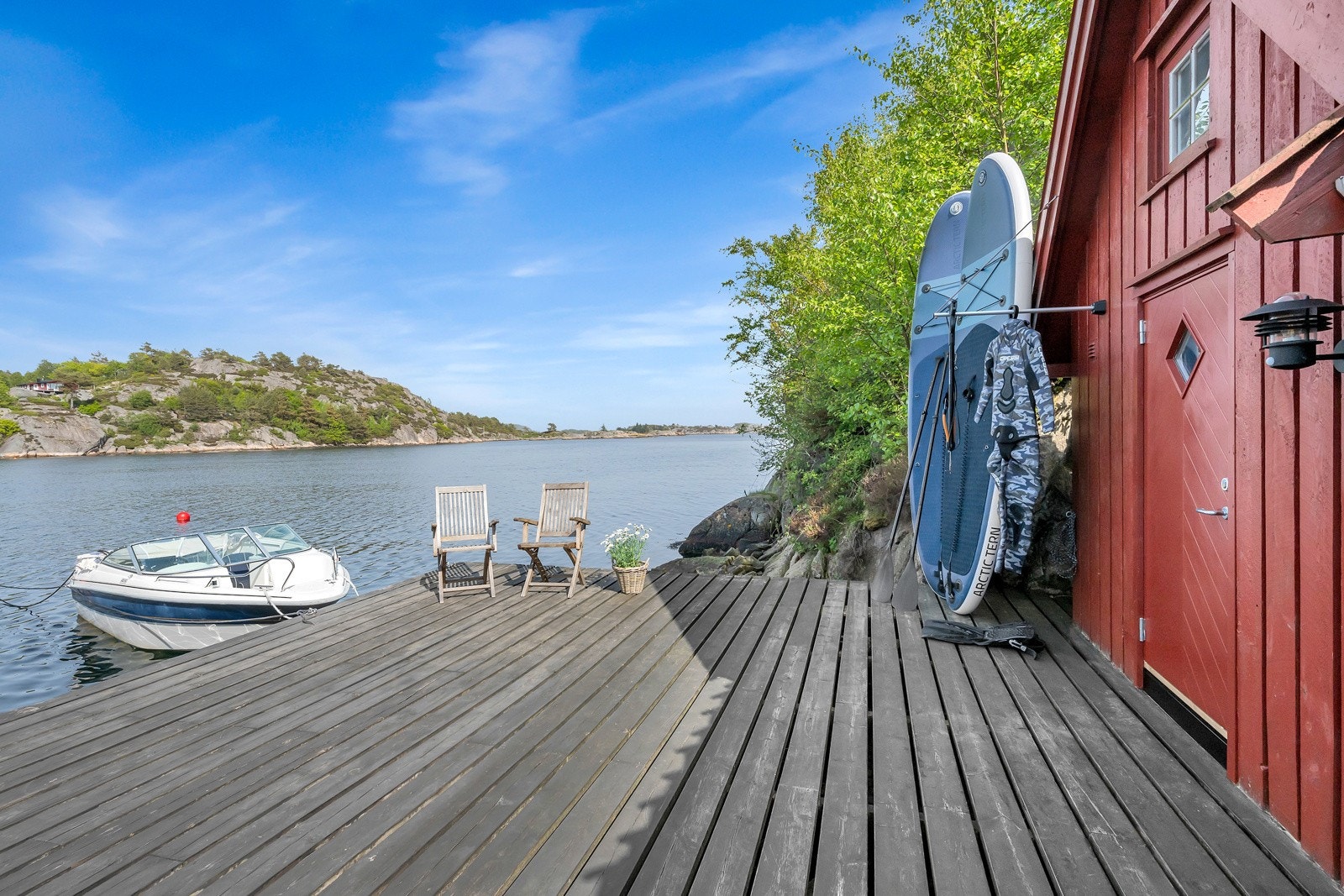 Felles bryggeanlegg med 3 meters bryggerett og egen sjøbod. Galleribilde
