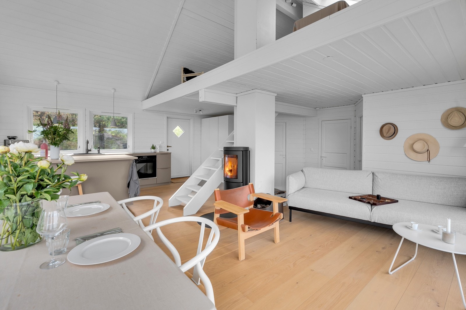 Velkommen inn i innbydende stue med åpen kjøkkenløsning. Galleribilde