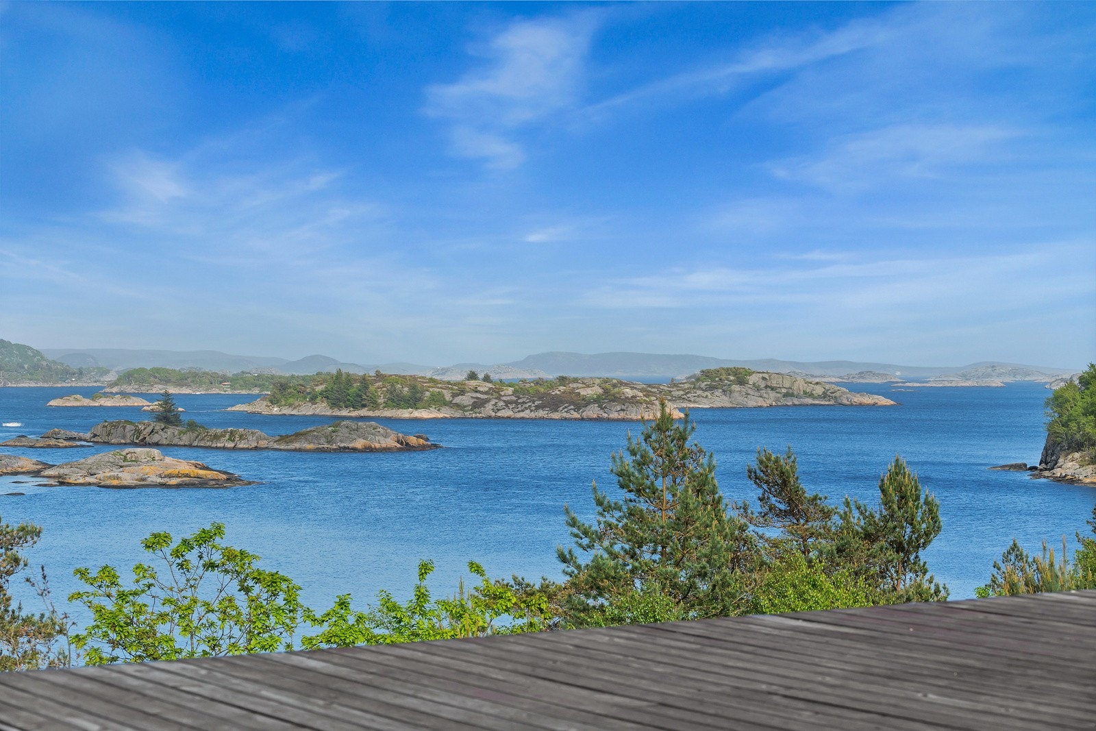 Fra eiendommen og terrassen er det unik utsikt mot magisk kystlandskap, svaberg og havet. Galleribilde