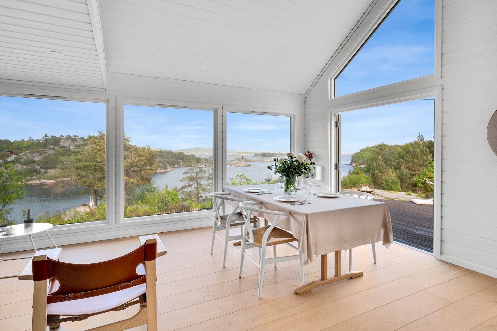 Stuen kan deles inn i ulike soner hvor det er plass til en naturlig spisestuedel. Utgang via store terrassedører til romslig terrasse. Galleribilde