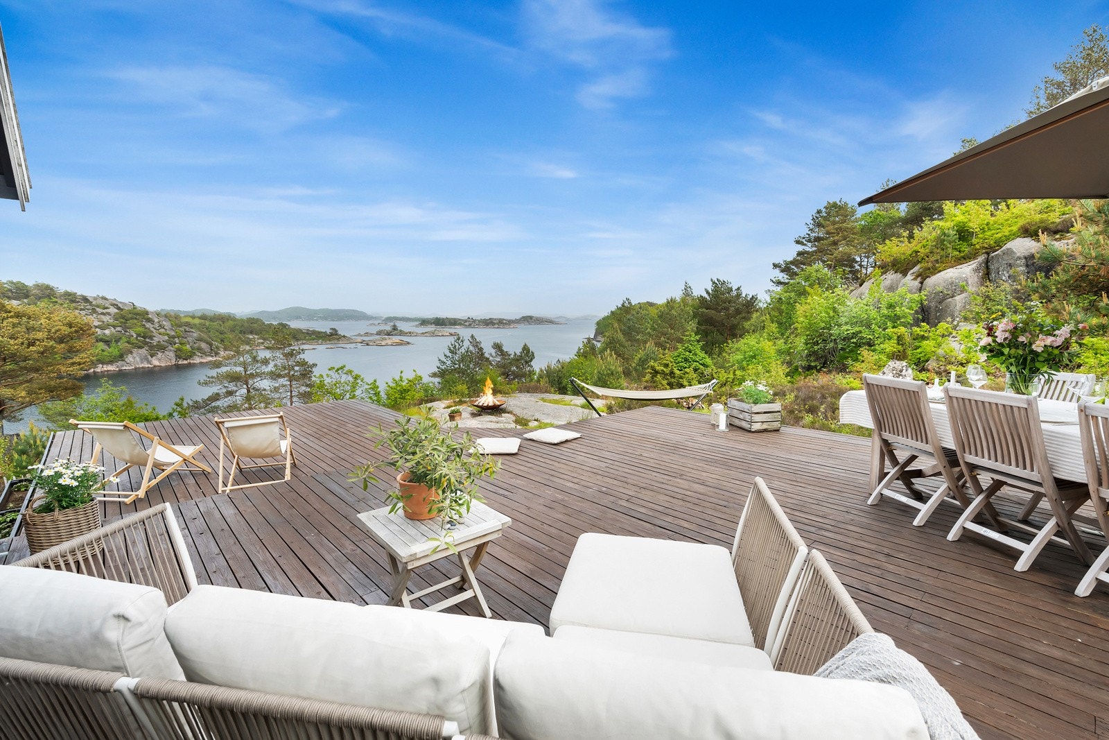 Hytten har stor terrasse over to nivåer med plass til flere sittegrupper hvor man har utsyn til ekte sørlandsidyll. Galleribilde