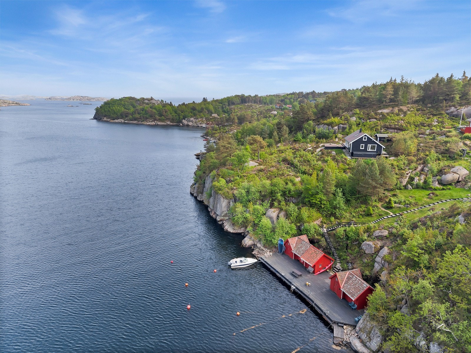 Det går trapper fra felles bryggeanlegg opp til hytten. Galleribilde