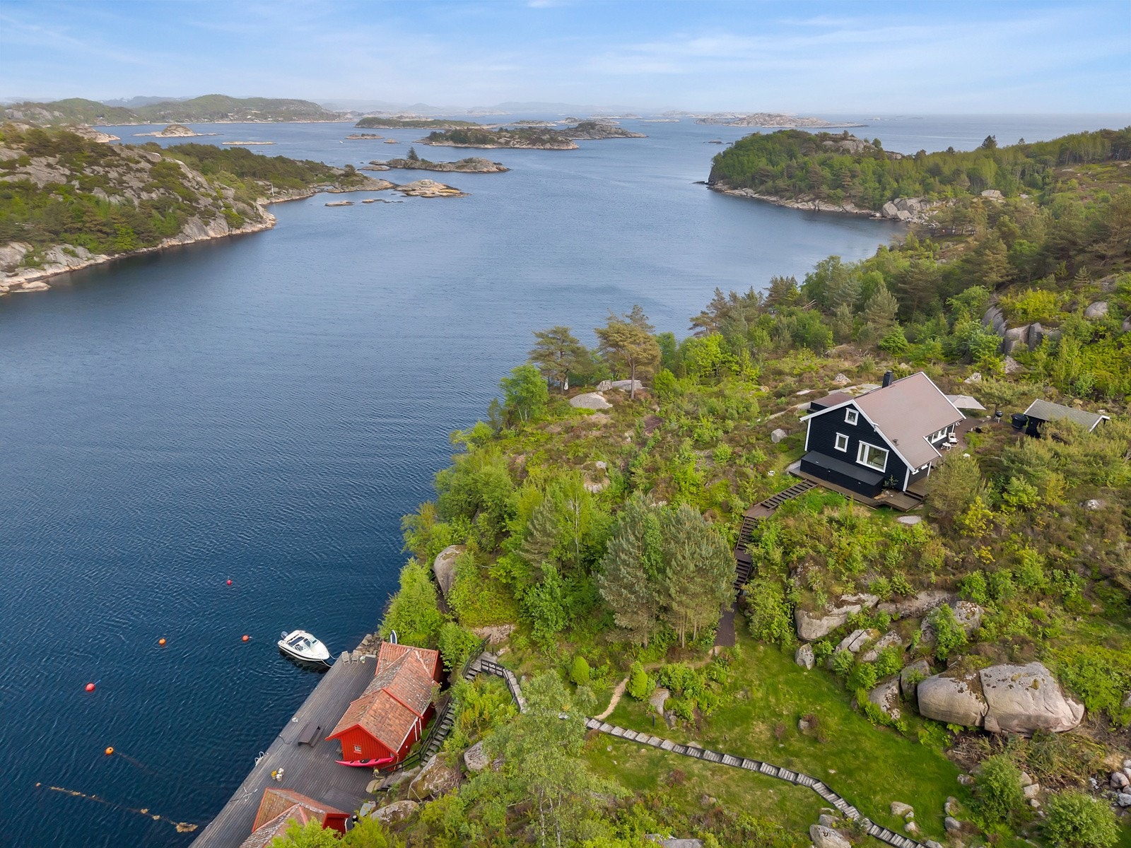 Til hytten medfølger det egen sjøbod og båtplass i felles bryggeanlegg. Det medfølger også båtplass på Sånum. Galleribilde