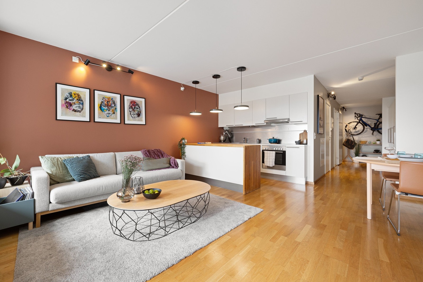 Romslig stue med god plass til sofagruppe og spisebord. Galleribilde