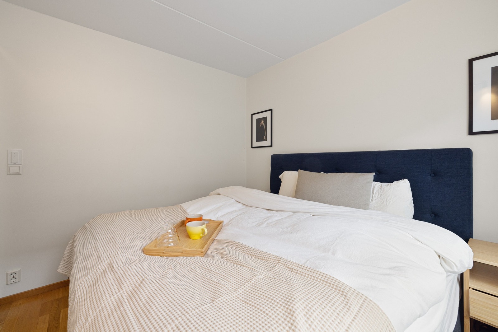Romslig soverom med god plass til dobbeltseng, nattbord og garderobe. Galleribilde