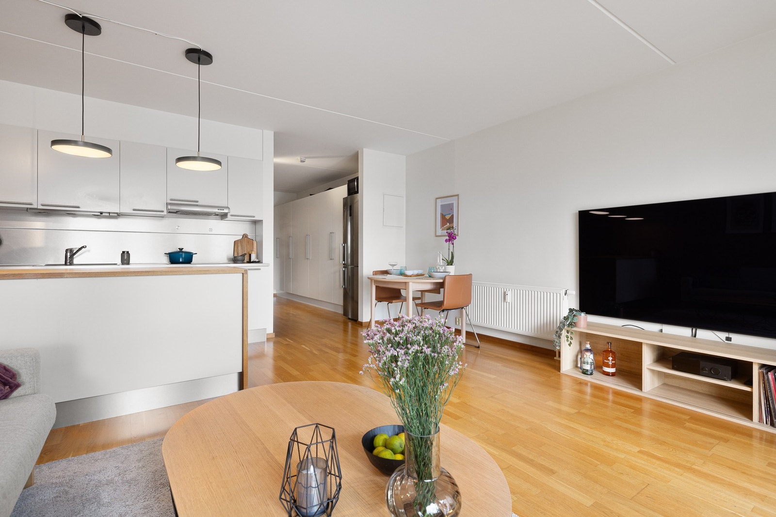 Stilrent kjøkken i åpen og sosial løsning mot stuen. Galleribilde