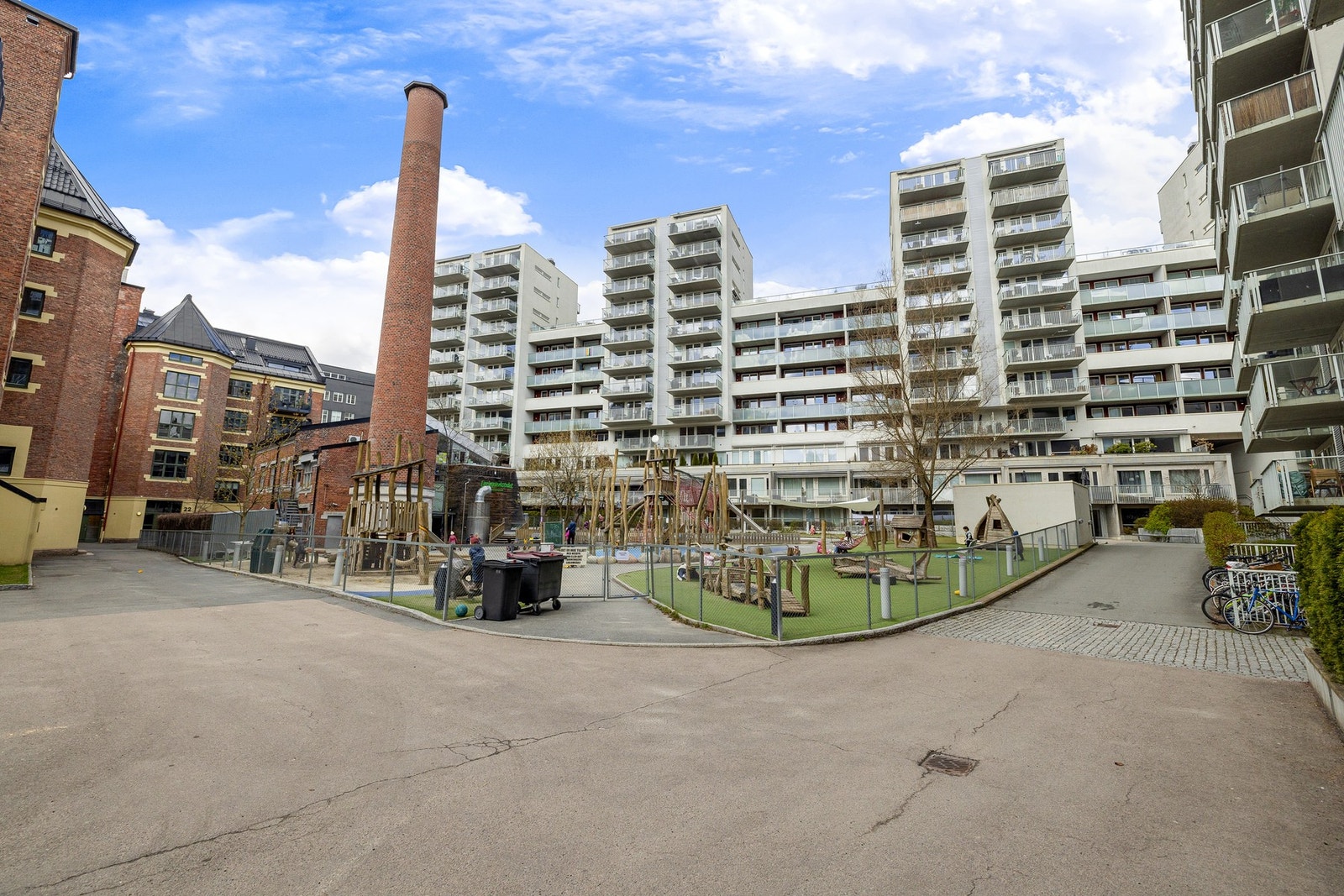 Parkområdet rundt bygget er lite trafikkert langs Akerselva, boligen ligger rolig og beskyttet til. Her er alt lagt til rette for en behagelig tilværelse! Galleribilde