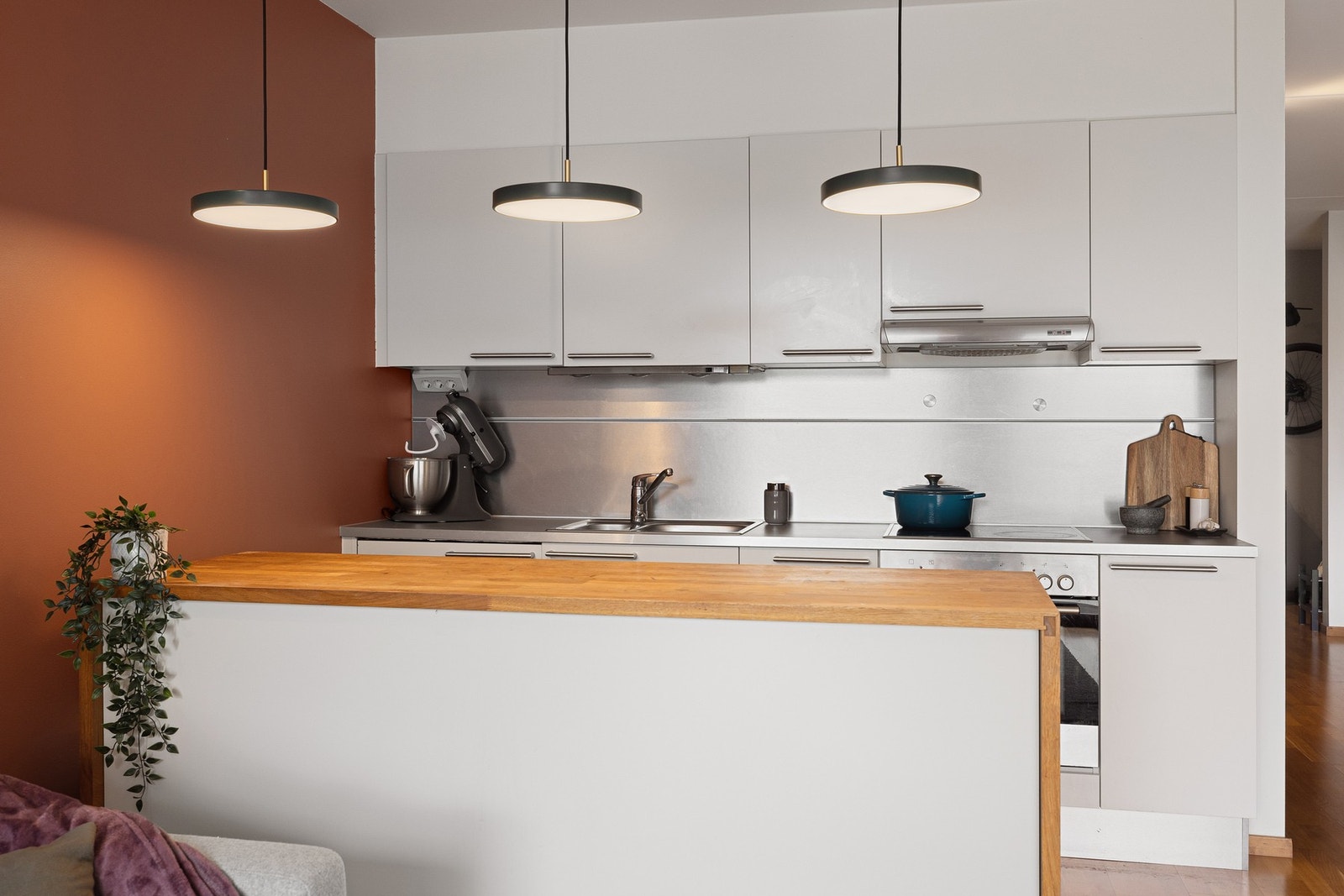 Pent, tidløst HTH-kjøkken med øy. Integrerte hvitevarer inkluderer platetopp, stekeovn og oppvaskmaskin. Galleribilde