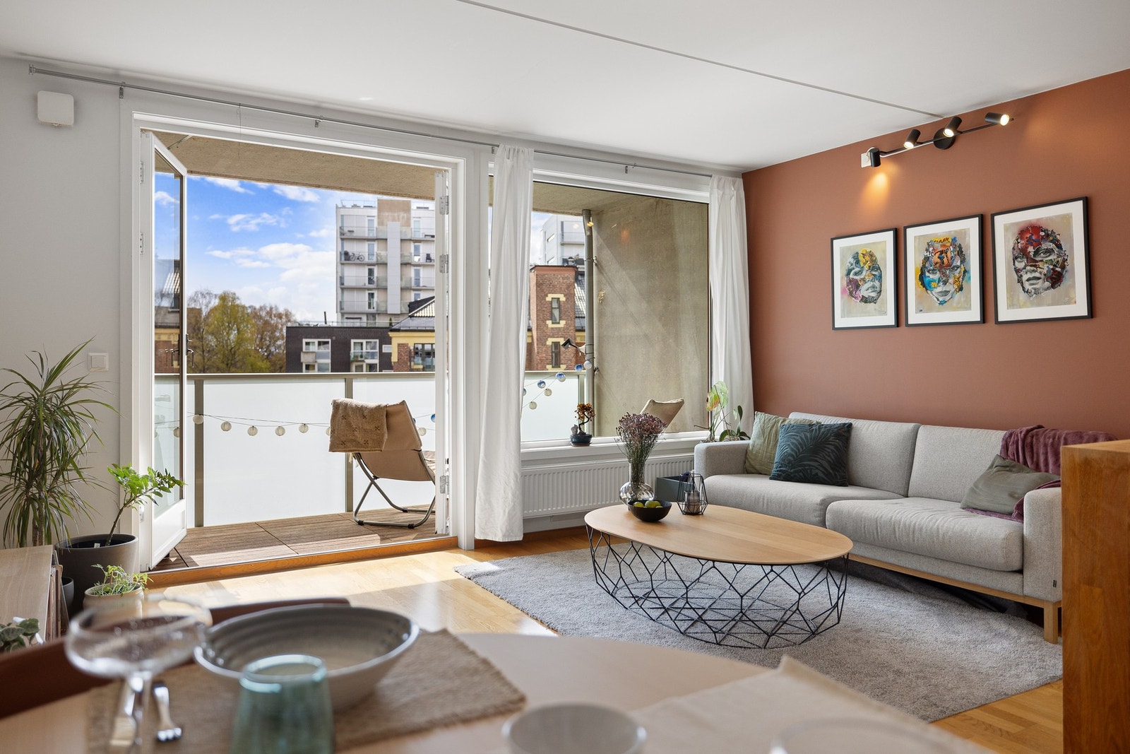 Leiligheten har en god intern beliggenhet, høyt og fritt i 5. etasje med heisadkomst. Galleribilde