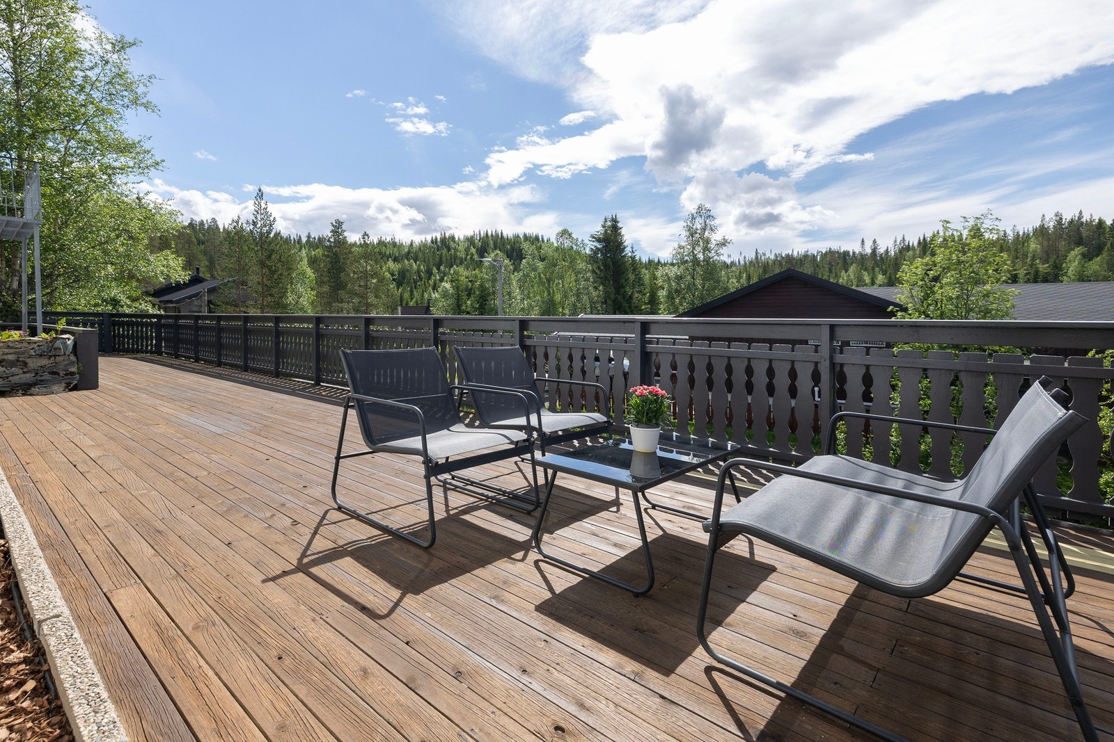 Terrassen byr på gode sol og utsiktsforhold og god plass til utemøbler. Galleribilde