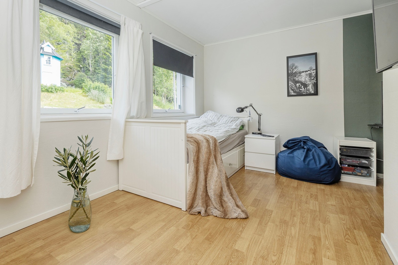 Soverom med gode lysforhold pga. to vinduer. God plass til både seng og møblering. Galleribilde