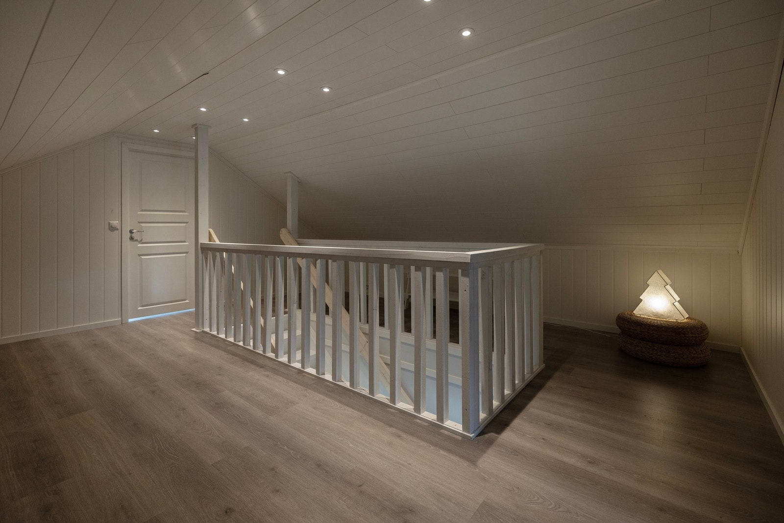 Loftsstue/repos med fleksible bruksmuligheter og downligts i taket. Galleribilde