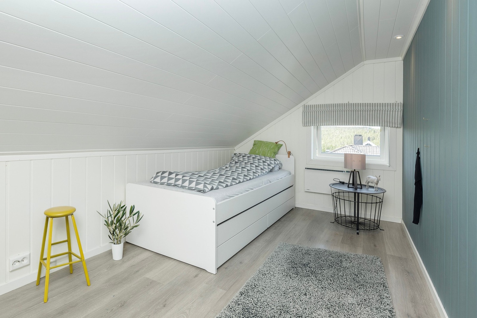 Barnevennlig soverom med god gulvplass og moderne overflater. Galleribilde