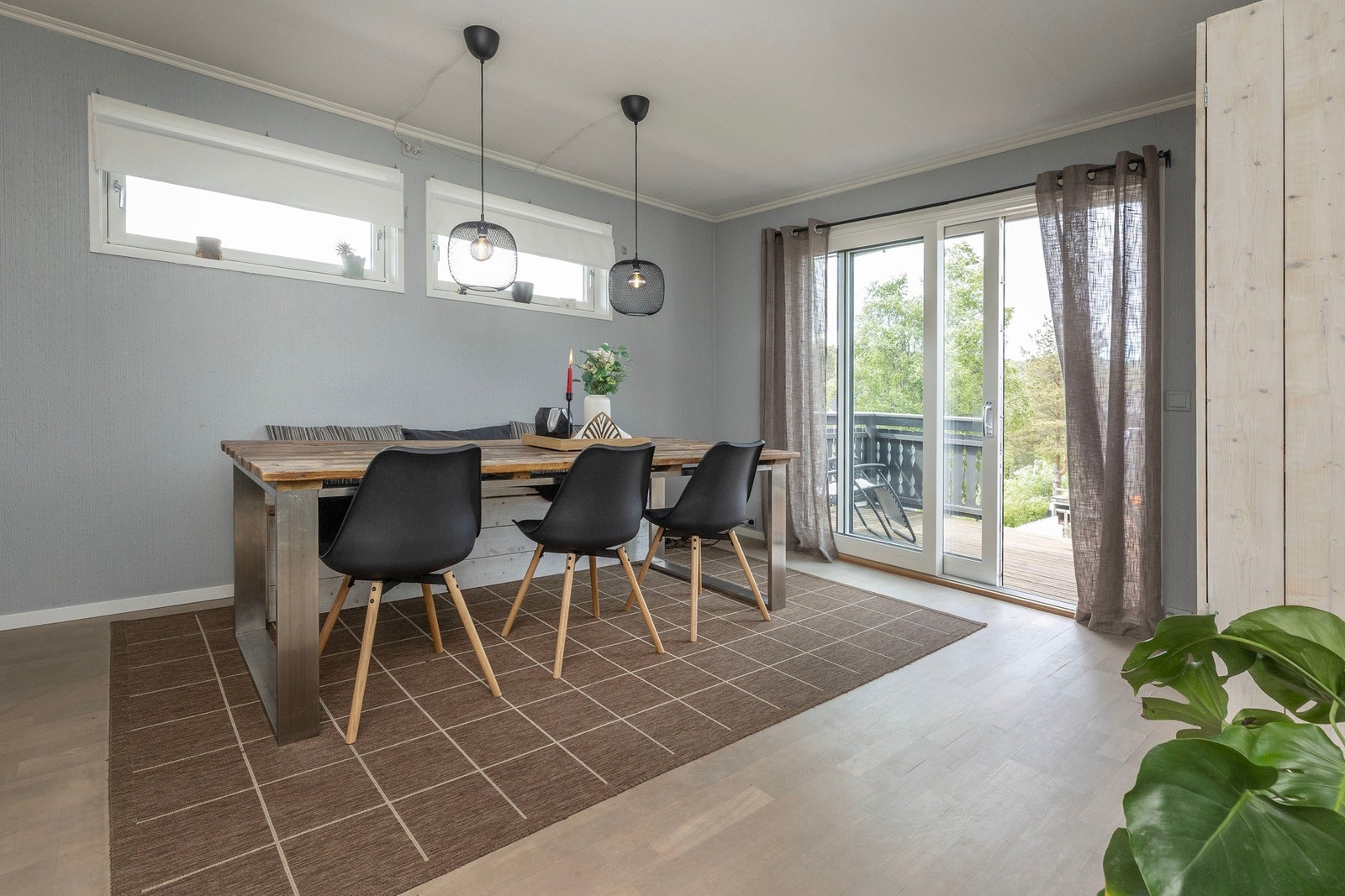 Spiseplass med utgang til terrasse via ny heve-skyvedør. Spiseplassen har en praktisk plassering i tilknytning til kjøkkenet som ligger til venstre Galleribilde