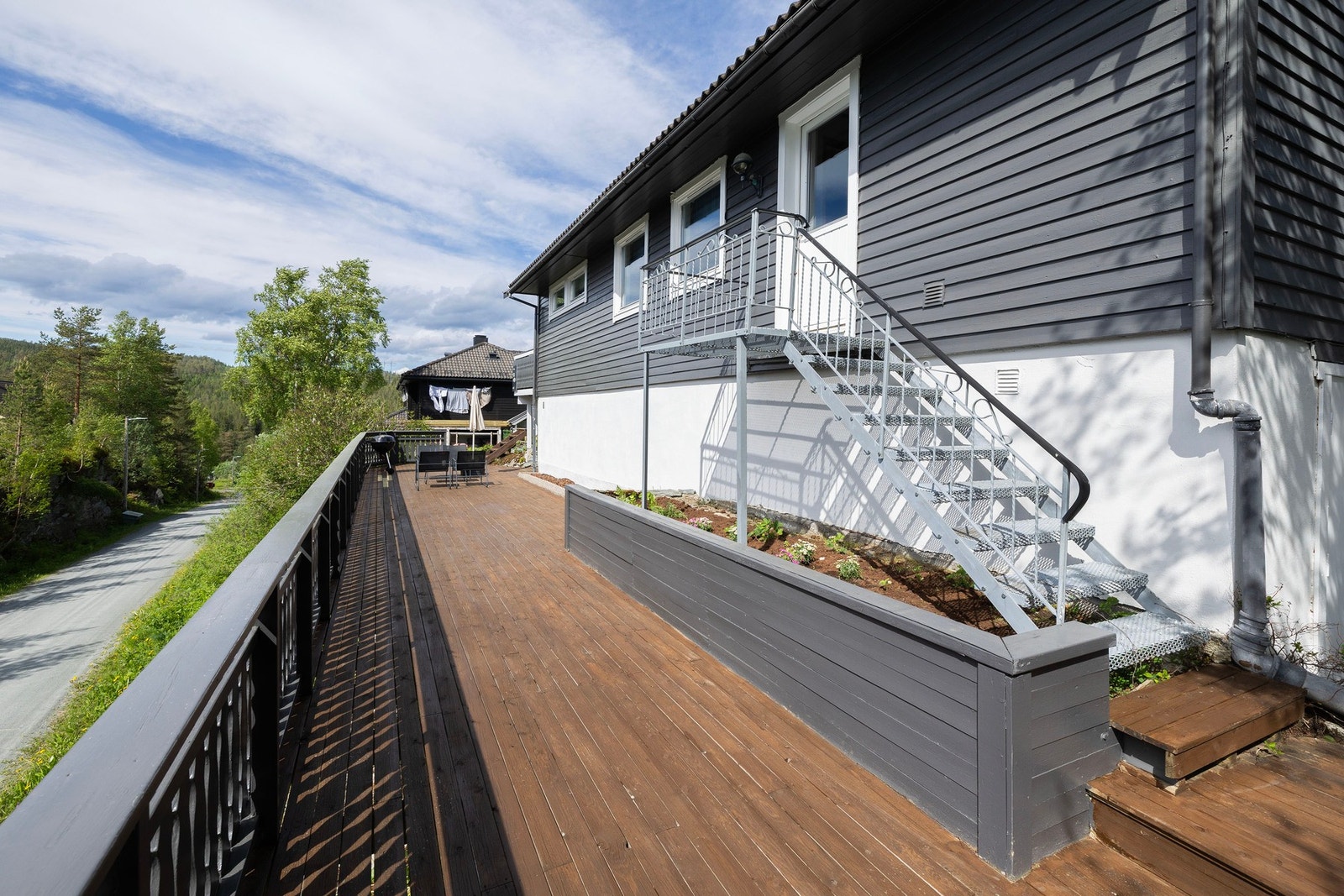 Praktisk adkomst til terrassen via vaskerom, og pent opparbeidede uteområder. Galleribilde