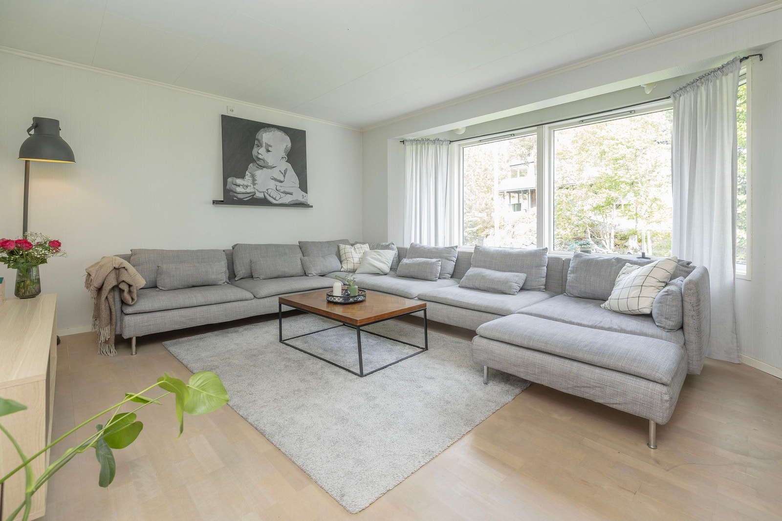 Lys og innbydende stue med store vindusflater og rikelig med plass til hele familien. Galleribilde