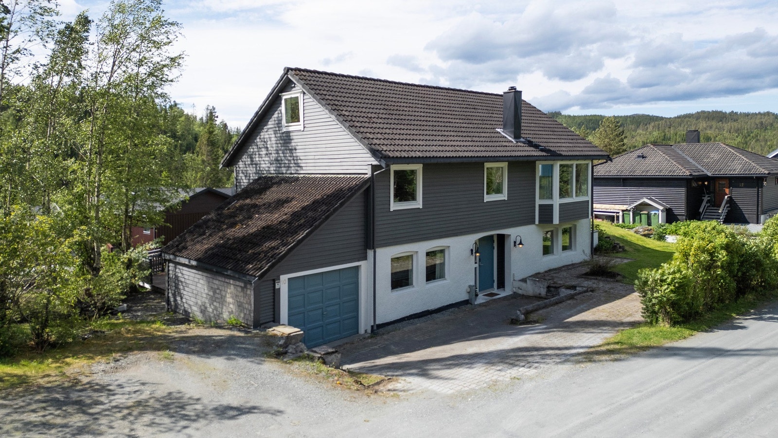 Boligen ligger på en solrik og luftig tomt. Galleribilde