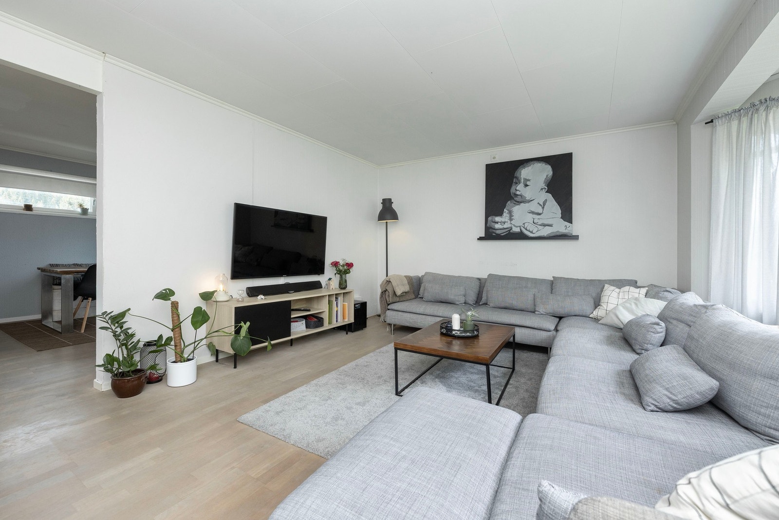 Romslig stue med naturlig samlingspunkt rundt sofagruppen. Galleribilde