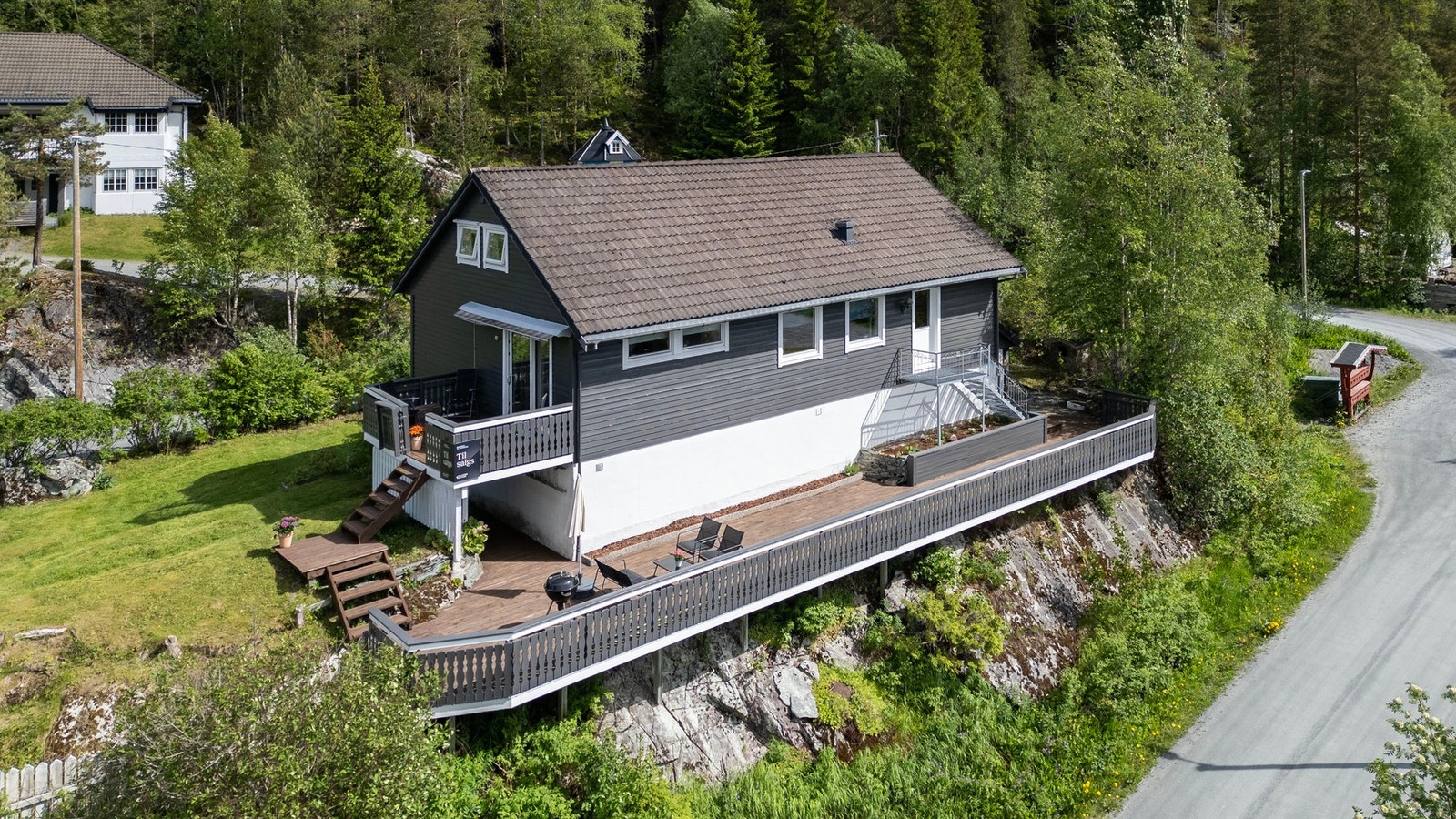Dronefoto, stor terrasse med gode solforhold og utsikt mot nærområdet. Galleribilde